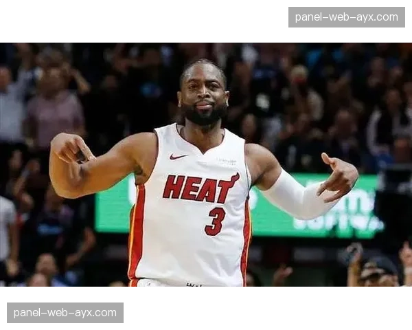 比赛中场突发致敬视频，热火主场为韦德举办雕像揭幕仪式