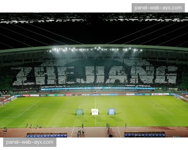 伯纳乌南看台展示巨型TIFO，致敬俱乐部传奇迪斯蒂法诺