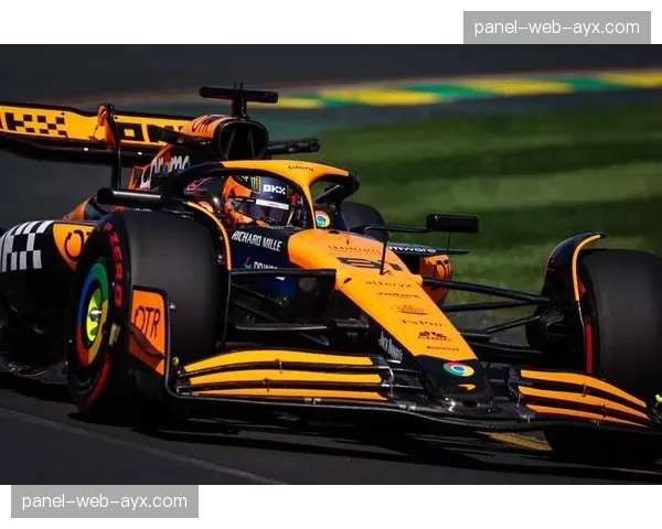 特写：F1墨尔本阿尔伯特公园赛道，塞恩斯赛车因引擎故障退赛瞬间