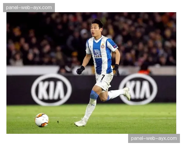 特写：错失绝佳机会后，年轻前锋穆科科在替补席掩面